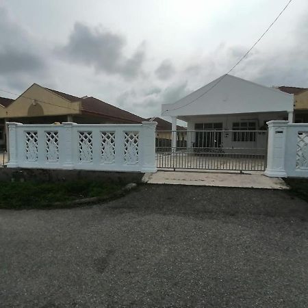 Seaview Promenade Homestay Дунгун Экстерьер фото
